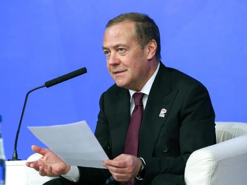 Medvedev paragona Trump al gigante Gargantua: "Sì prenderà la Groenlandia in un boccone"