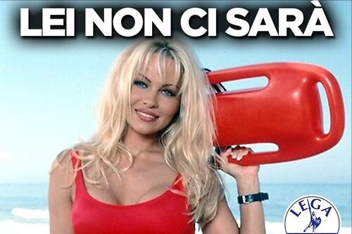 Pamela Anderson gli dà del fascista. Salvini: la preferivo in costume