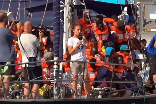 Indagato il capitano della Alex. Malta fa sbarcare i 65 della Alan Kurdi