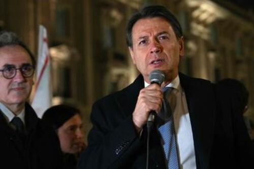 Conte, ipocrisia a 5 stelle. Attacca la Casa Bianca ma va a pranzo con l'inviato di Trump