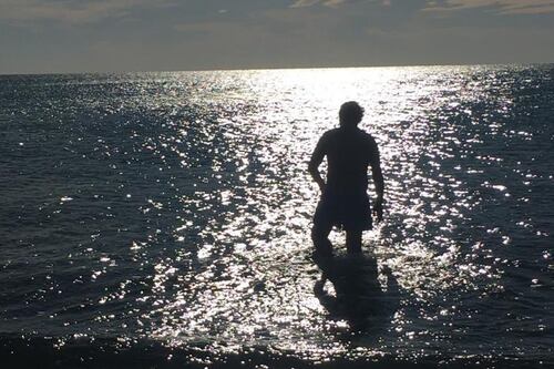 Carlo Calenda, bagno estremo al mare. Cosa fa per raccattare voti