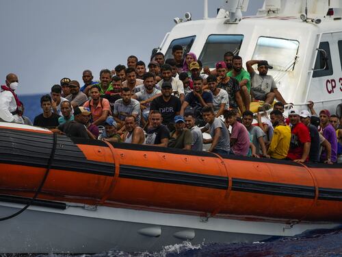 Migranti, naufragio al largo della Tunisia: 5 morti. L’Europa resta immobile
