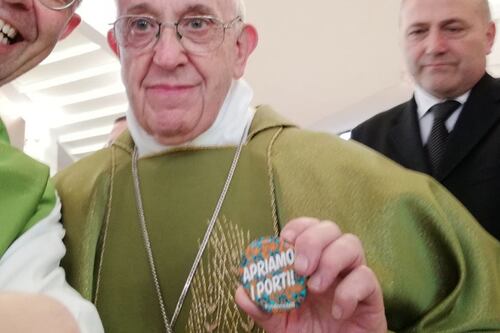 Spunta la spilletta pro migranti di Papa Francesco. Polemica sui social