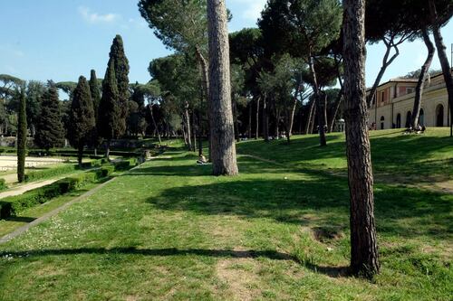 Il vento fa chiudere parchi, ville e cimiteri di Roma