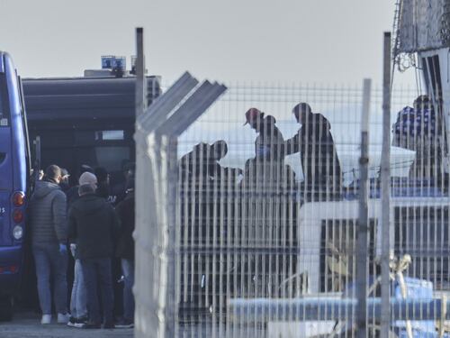 Migranti, il lungo elenco dei reati commessi dai 40 clandestini in Albania. Ma la sinistra grida alle fascette ai polsi