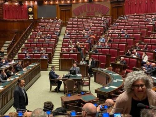 Conte loda il Mes e la maggioranza scappa dall'Aula. Ma poi approva il Salva-Stati