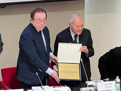 Gianni Letta premiato dall'associazione Sì Tav: la targa consegnata alla Camera