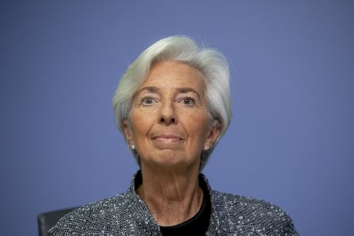 Per la Bce l'Italia è al tracollo. Però ci chiede di rientrare dai debiti