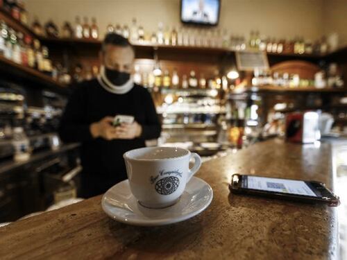 Aumenti su bollette e materie prime, il caffè al bar diventa salato