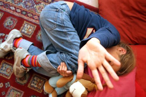 Bimbo di 7 anni trovato morto in casa. Fermato il compagno della mamma