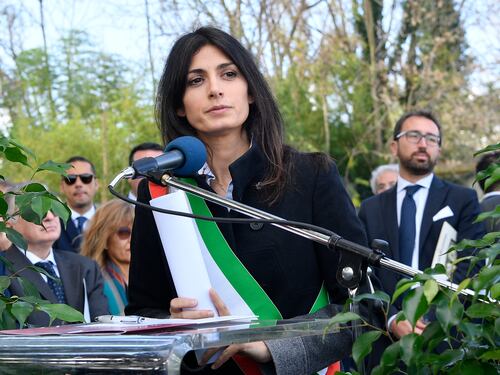 La Raggi scende in piazza per Virginia