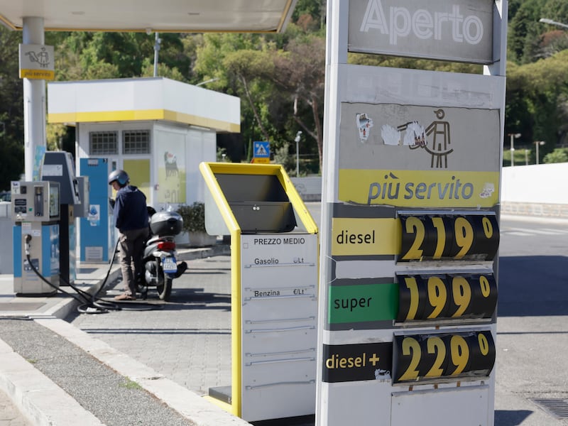 Carburanti: anche Q8 fissa il tetto. Meloni ringrazia il Kuwait per aver accolto l’appello