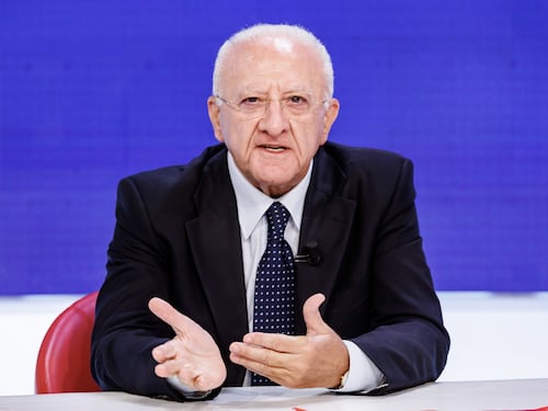 De Luca affonda Ranucci e il metodo Report: “Malato di narcisismo, non è giornalismo”