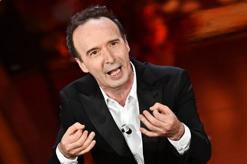 Roberto Benigni pensa al citofono e tira la stoccata a Matteo Salvini