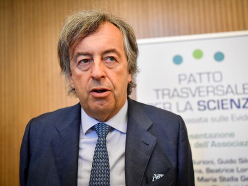 Coronavirus, Burioni umilia il sindaco di Firenze: così non si fa