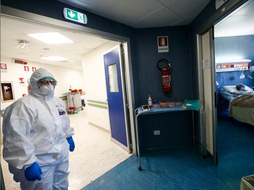 Coronavirus, i morti scendono sotto quota 300