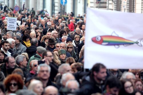 Sardine in piazza. Così Mattia Santori e compagni finiscono nella rete