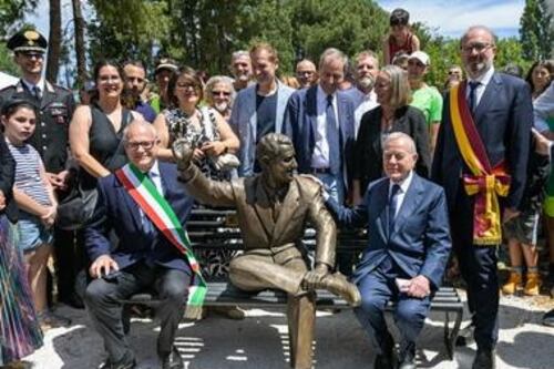 Alberto Sordi ora ha una statua. Gianni Letta: "Quella volta che mi invitò a recitare in un suo film"