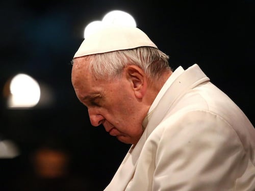 Via Crucis, il grido di dolore del Papa: "Vergogna per il sangue innocente di donne, bambini e migranti"