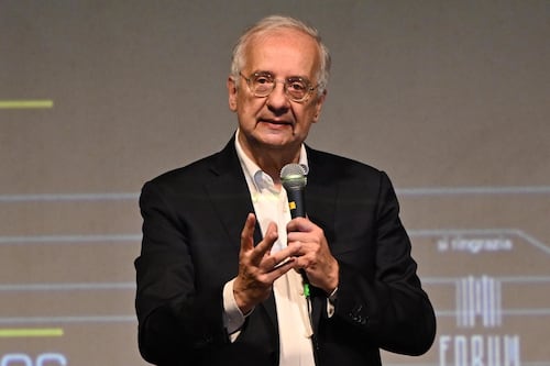 Veltroni intervista l'AI, autocelebrativo capolavoro dell'assurdo