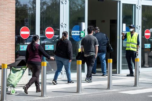 Aziende, supermercati e negozi. Scattano i controlli