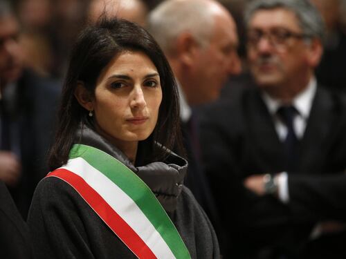 Caos Campidoglio, Raggi contro Berdini: "La pazienza ha un limite"