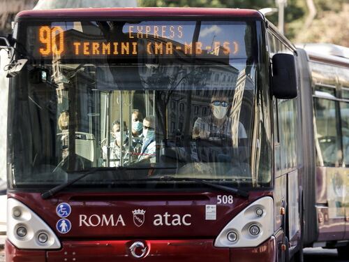 Treni a singhiozzo e autobus strapieni. Atac senza regole e caos trasporti a Roma