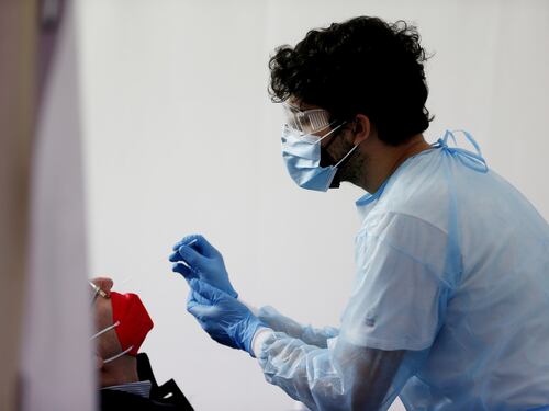 “Tamponi rapidi inutili e inattendibili”. La triste verità di Guido Rasi: quasi 1 su 2 non rileva Omicron