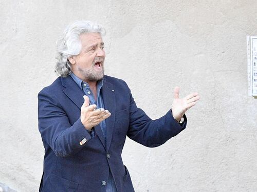 Stadio della Roma, tifosi in piazza. Grillo prende tempo: risposte a breve