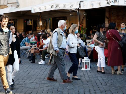 Coronavirus, calano i contagi: solo 300 i nuovi positivi. Altri 92 morti