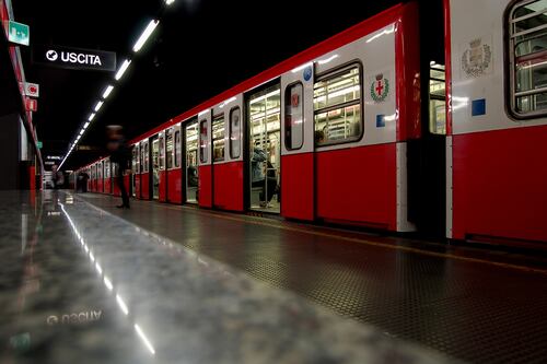 La metropolitana frena di botto. E i passeggeri vanno in ospedale