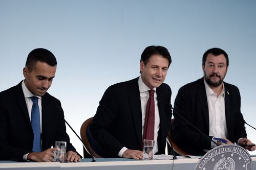 Crisi di governo, vertice a Palazzo Chigi. Conte incontra Salvini e Di Maio