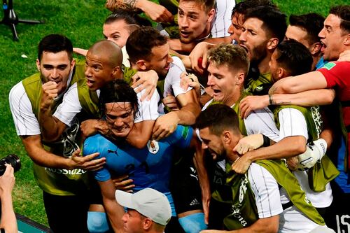 Festa Uruguay, Cavani butta fuori Ronaldo ma poi si fa male