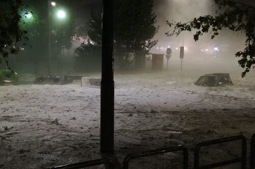 Bomba d'acqua su Roma, metro chiuse, allagamenti e automobilisti intrappolati