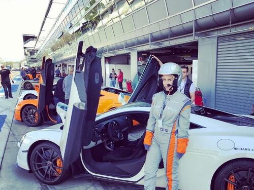 Wanda Nara va veloce: in pista a tutto gas con la McLaren