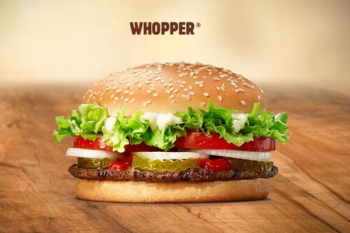 Fa causa a Burger King: "Il panino in pubblicità sembra più grande". E nei McDonald's inglesi razionati i pomodori