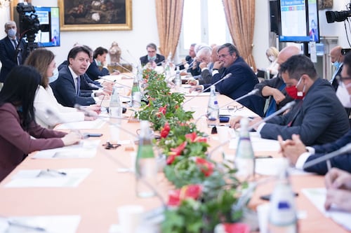 Stati Generali, Conte regala un mese di Cassa integrazione