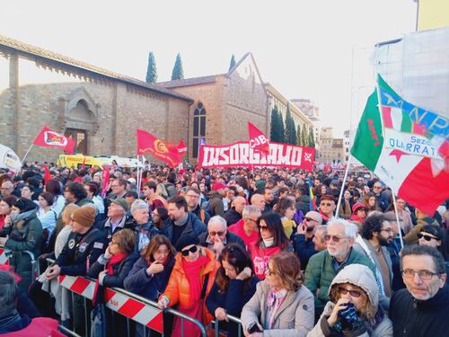 Firenze, la sinistra scende in piazza: Schlein già flirta con Conte e Landini