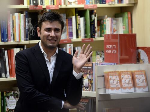 I grillini sempre più spaccati e Di Battista prepara il gran ritorno