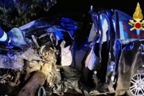 Incidente ad Anguillara Sabazia, finiscono contro l'albero: muore ventenne, grave l'amica