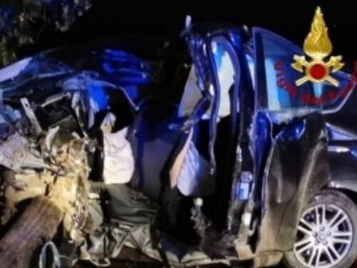 Incidente ad Anguillara Sabazia, finiscono contro l'albero: muore ventenne, grave l'amica