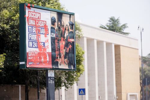 Manifesti della Lega rimossi, spunta la "manina" dell'assessore di Gualtieri