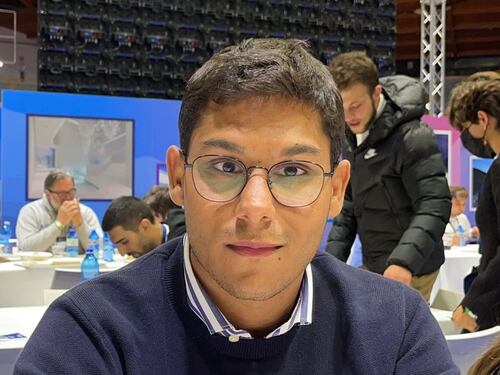 Indossa un orologio di lusso. Insulti a Roman Pastore, candidato di Calenda