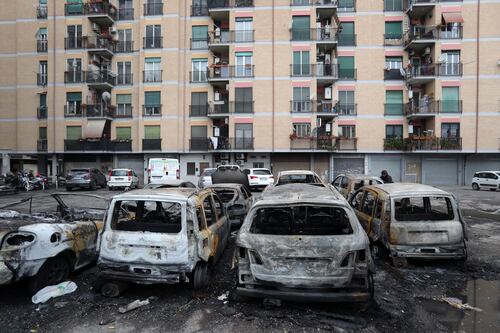 Incubo piromani: 14 auto bruciate in un condominio alla Magliana