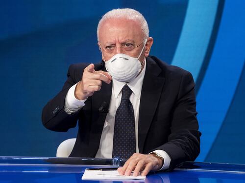 Vaccini, Vincenzo De Luca contro il generale Figliuolo: "Sono io quello bravo nonostante lui mi freni"