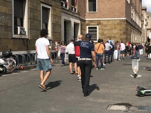 In fila sotto il sole per la scheda elettorale. La Raggi prende in giro i romani