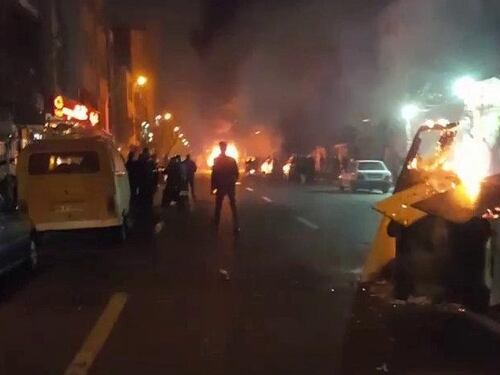 Spari sui manifestanti, sei morti in Iran. Internet bloccato, Trump: il mondo vi guarda