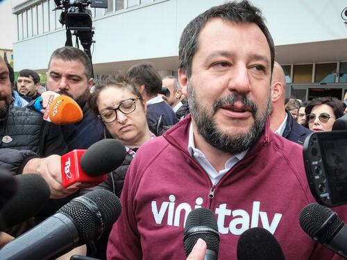 Salvini mette all'angolo Tria: "La flat tax deve andare nel Def"