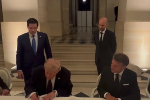 Trump a Versailles firma l'accordo di pace con l'Iran, i 14 punti dell'intesa