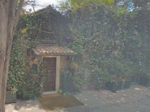 Villa Giorlandino, i giudici: la piscina è abusiva. "Faida familiare e stalking, nelle carte la mia verità"